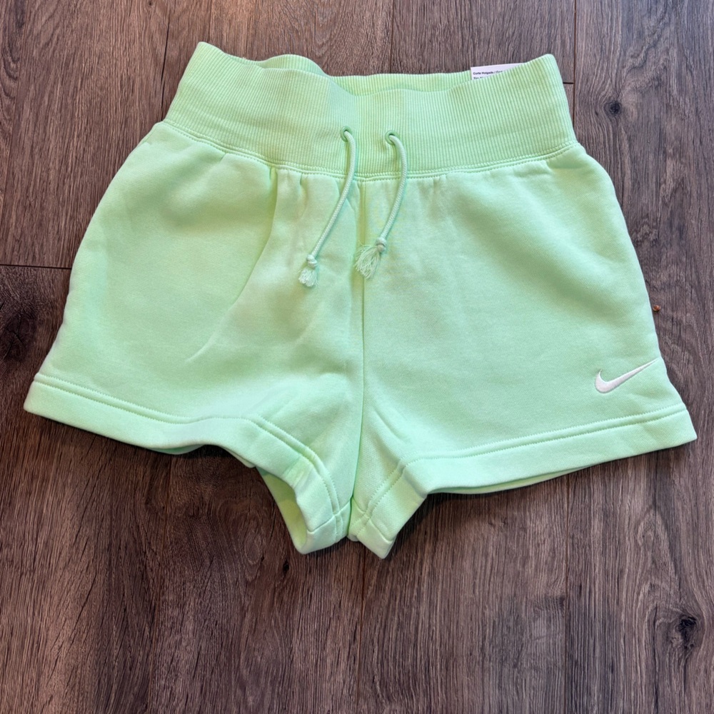 BRAND NEW Nike Women’s Size XS Loose Fit High Rise Shorts